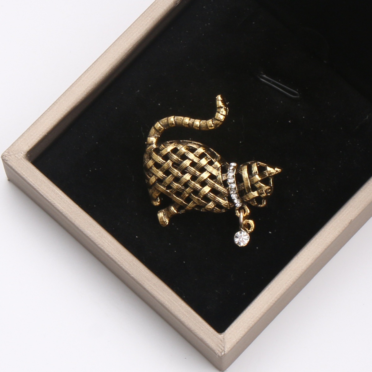 Sierlijke geweven kattenbroche - Collectible Vintage Brooches recensie en prijs